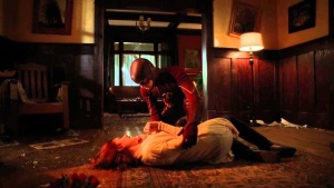 Barry volta no tempo e salva sua mãe de ser assassinada pelo Flash Reverso/Eobard Thawne