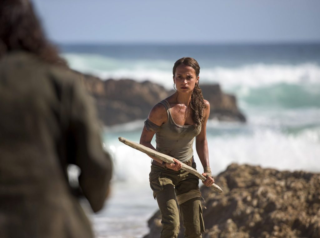 Alicia Vikander como Lara Croft - figurino e caracterização idêntica a do jogo