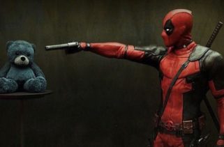 Deadpool Comicamente Aponta Arma para um Perigoso Bandido,um Ursinho Fofo