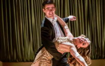 Barry Allen (The Flash) e Kara Zor-el(SuperGirl) Presos em Sonho do Music Meister Dançando e Cantando Durante Crossover Dueto